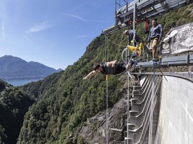 Fare bungee jumping come James Bond nel cuore del Ticino