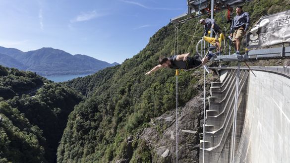 Fare bungee jumping come James Bond nel cuore del Ticino