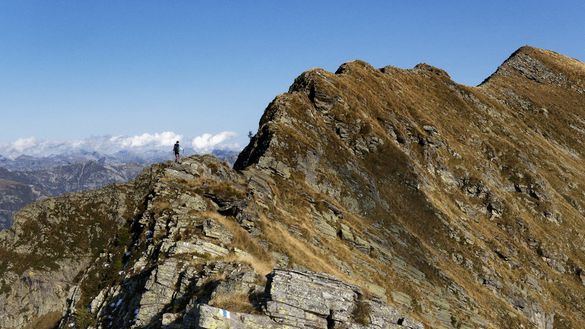 Une promenade sur la crête des montagnes