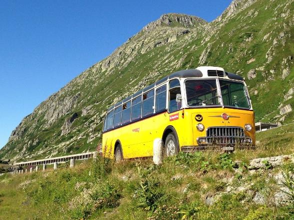 Mobile sur la route avec le car postal